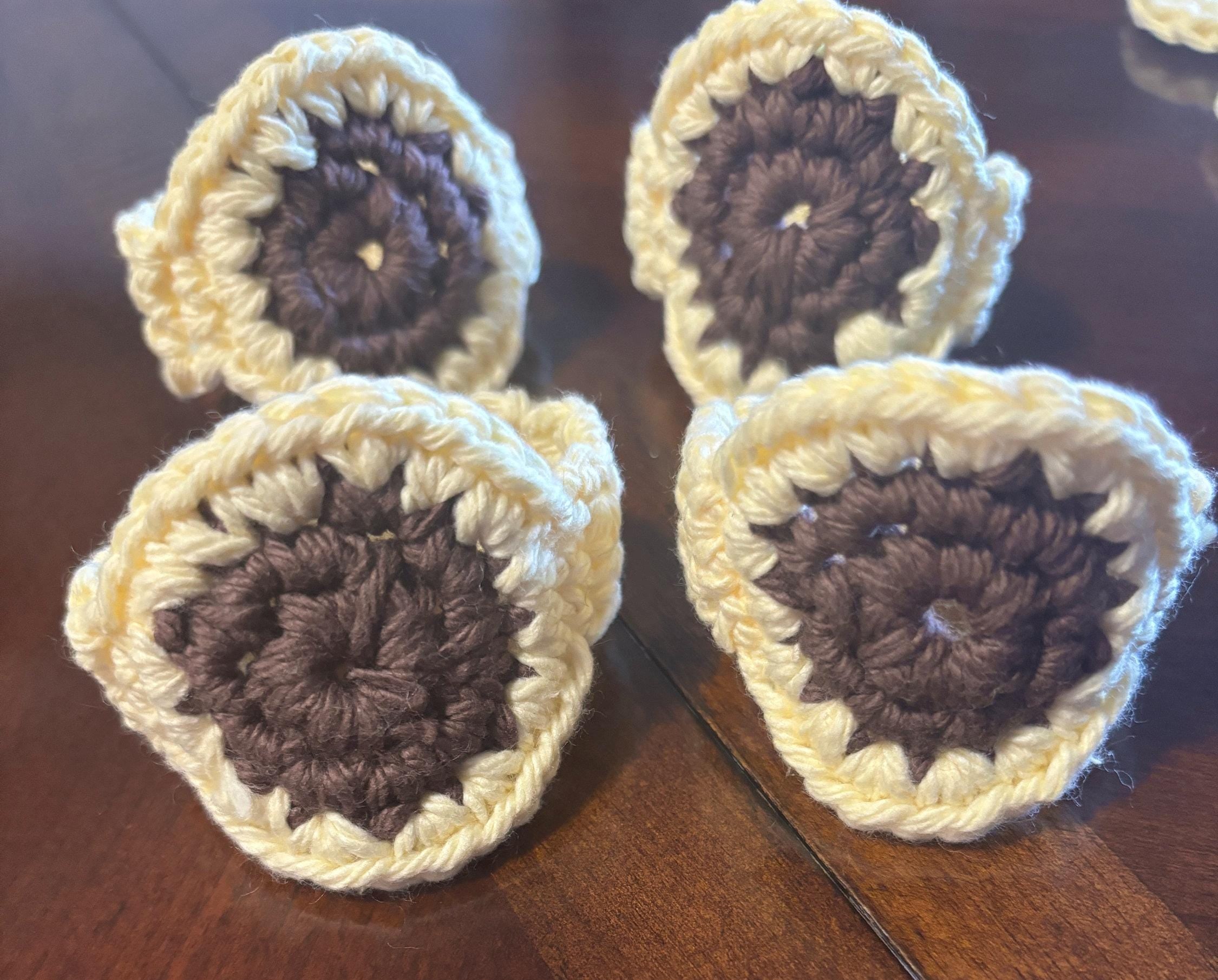 Crochet placemat and napkin rings set.