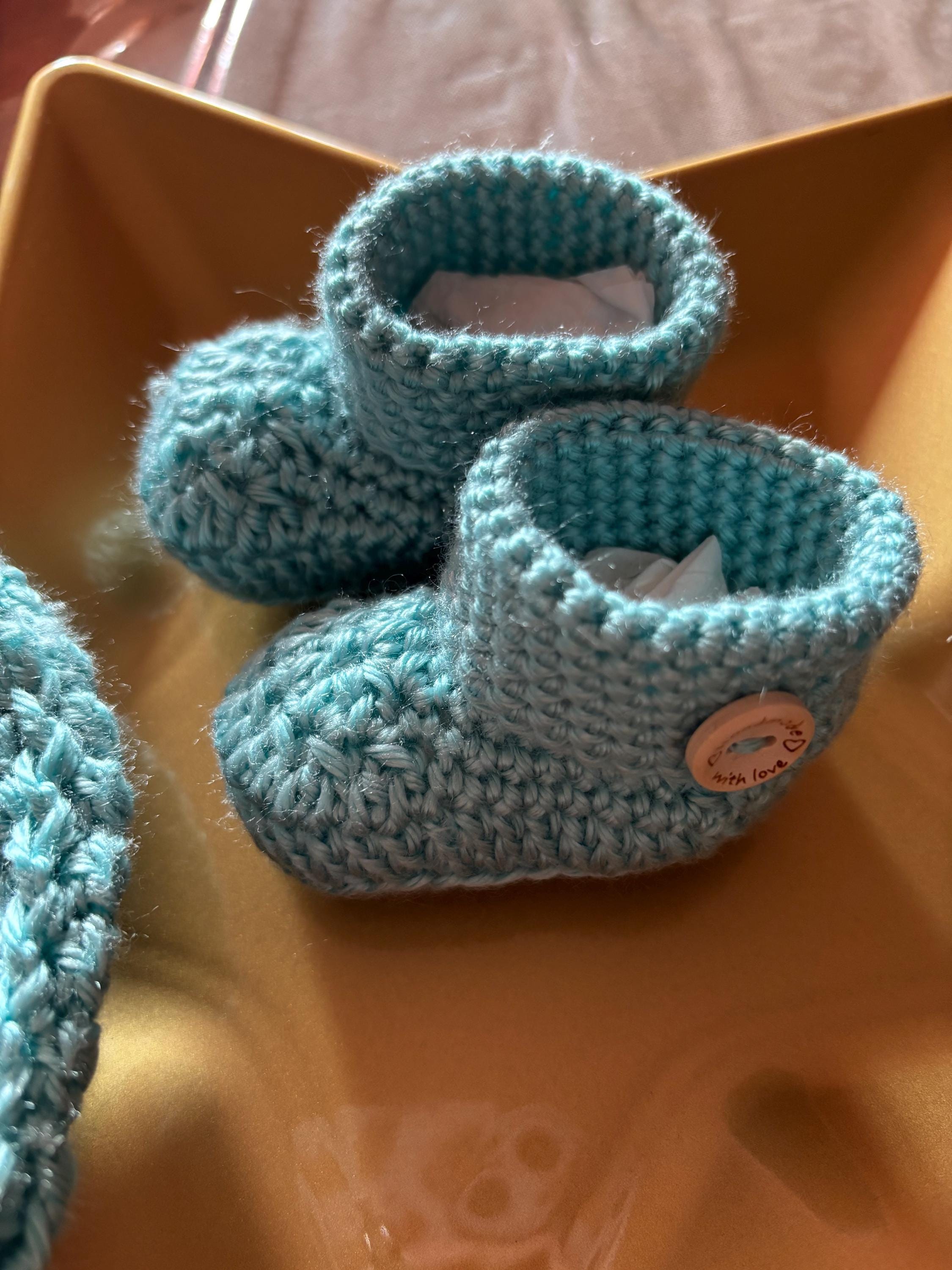 Crochet baby  hat and booties set.