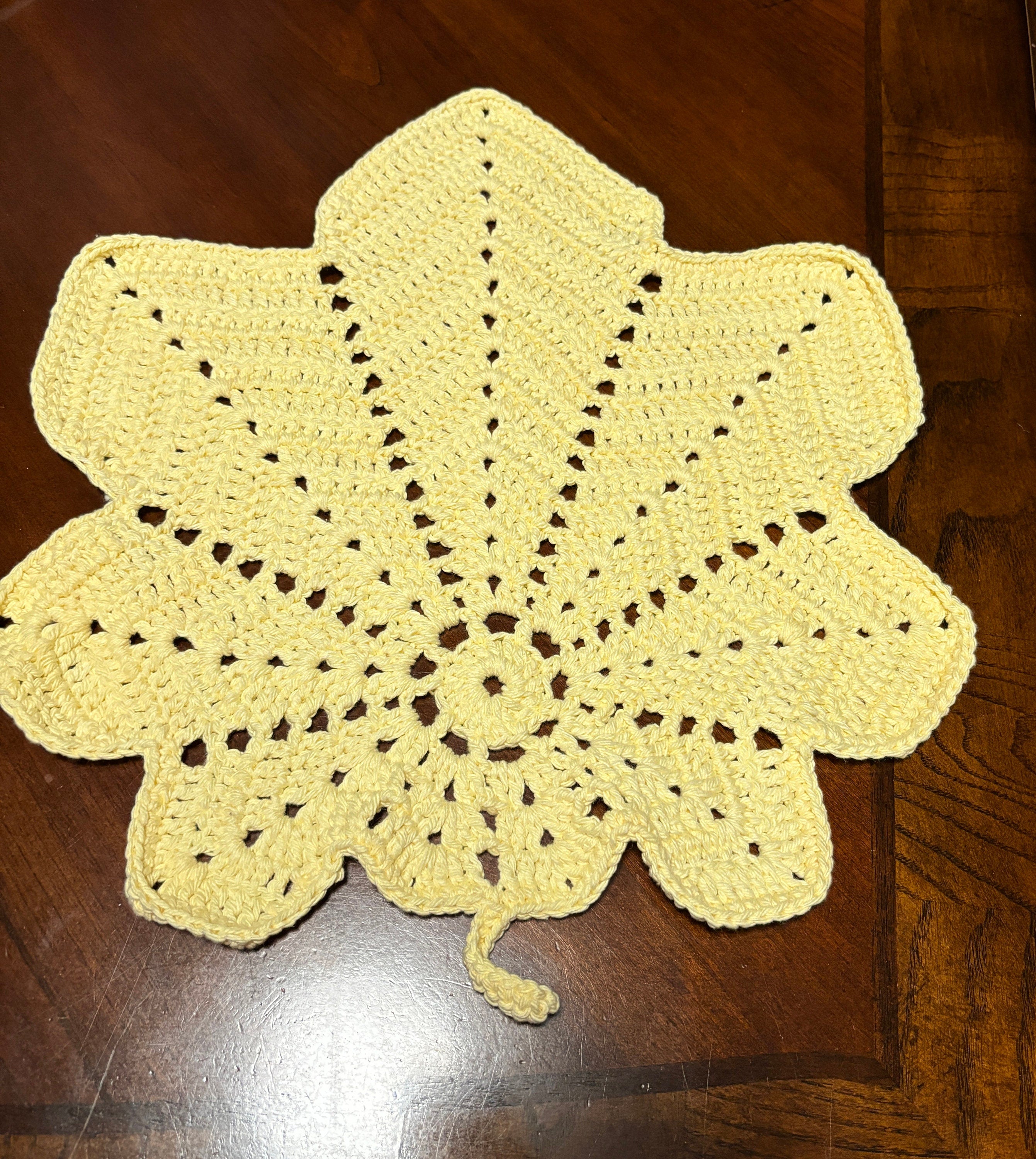 Crochet leaf placamat.