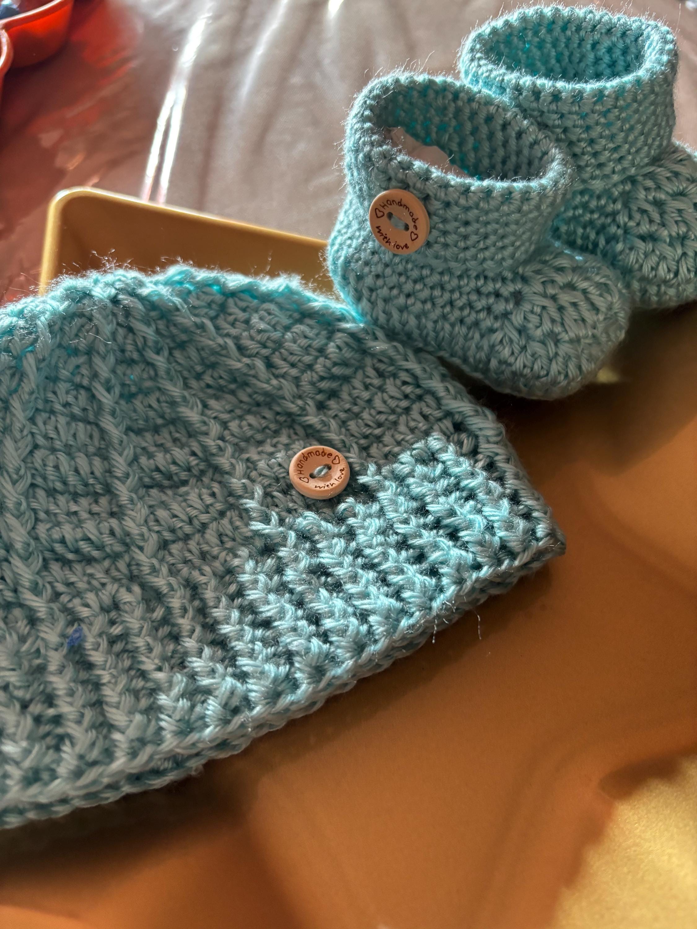 Crochet baby  hat and booties set.