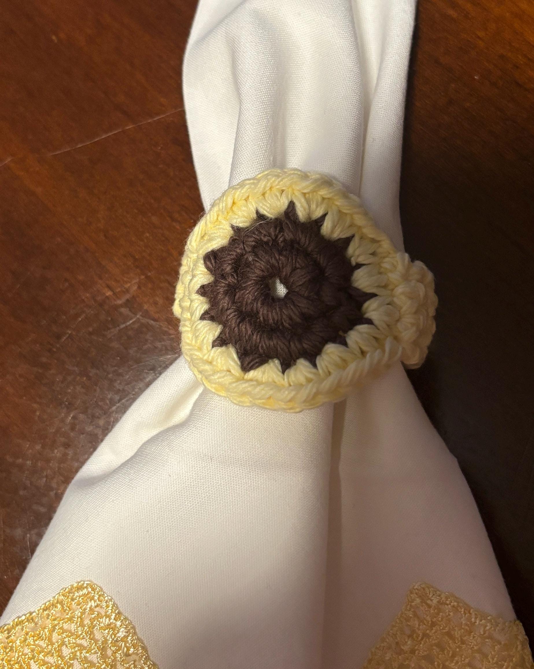 Crochet placemat and napkin rings set.
