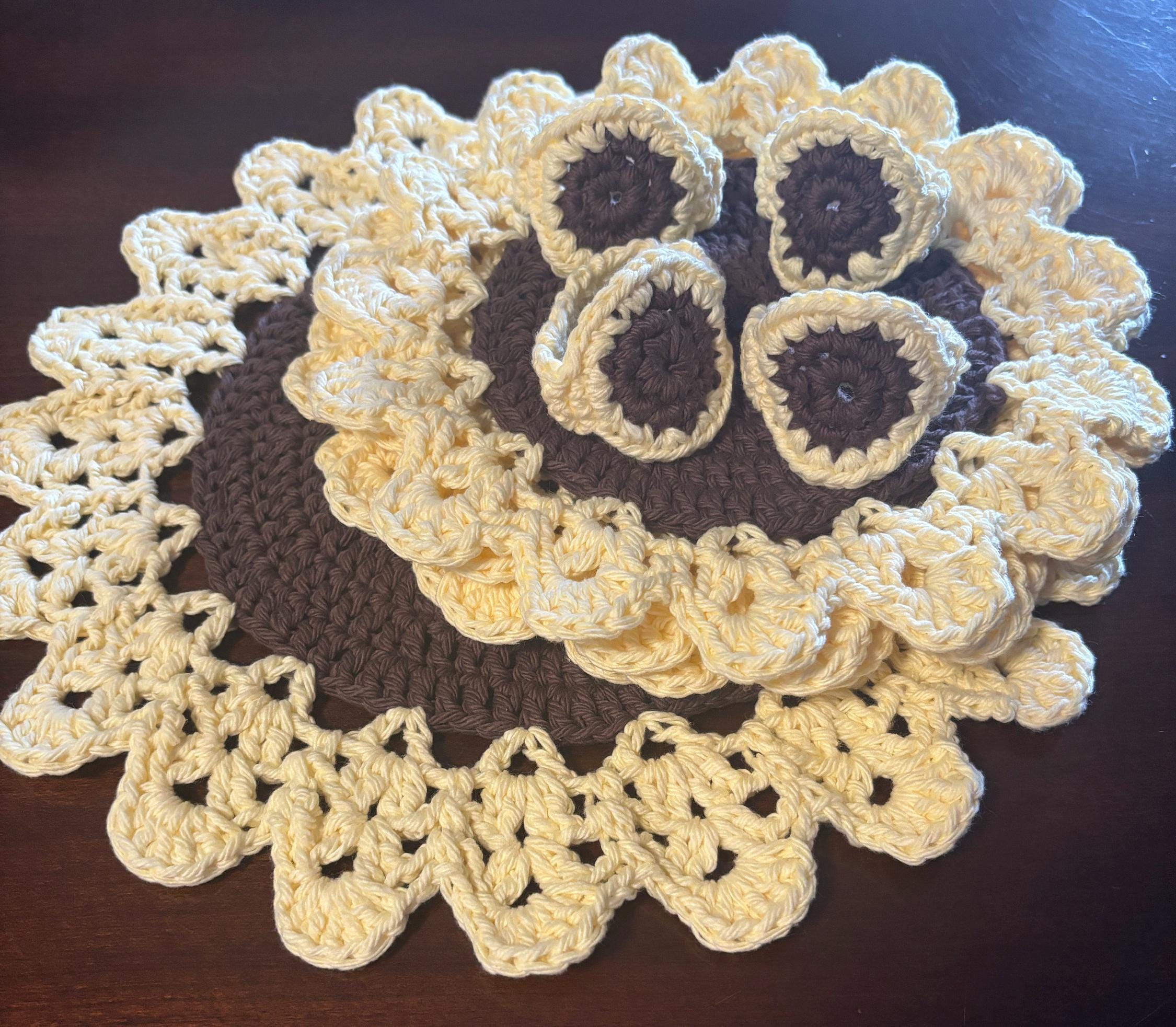 Crochet placemat and napkin rings set.