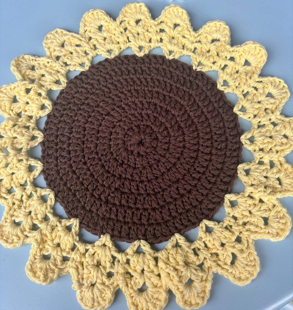 Crochet placemat and napkin rings set.