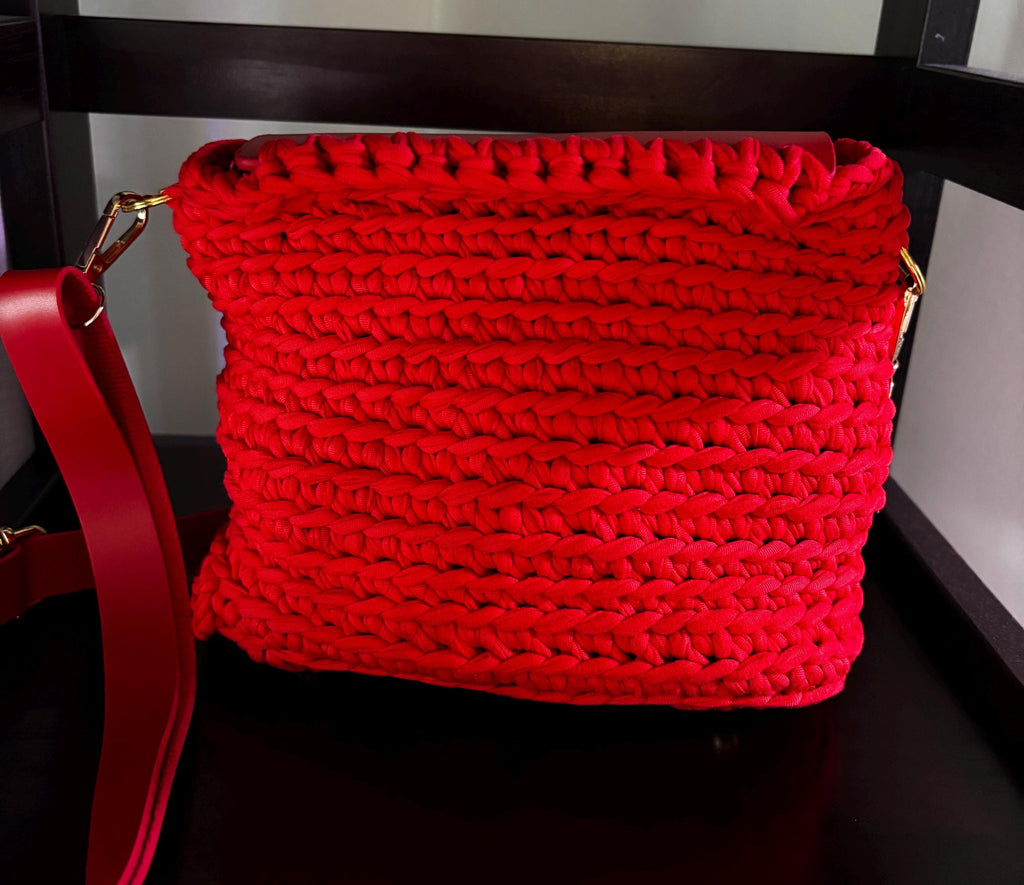 Red Crochet Crossbody Bag: T-Shirt Yarn, Leather Base
