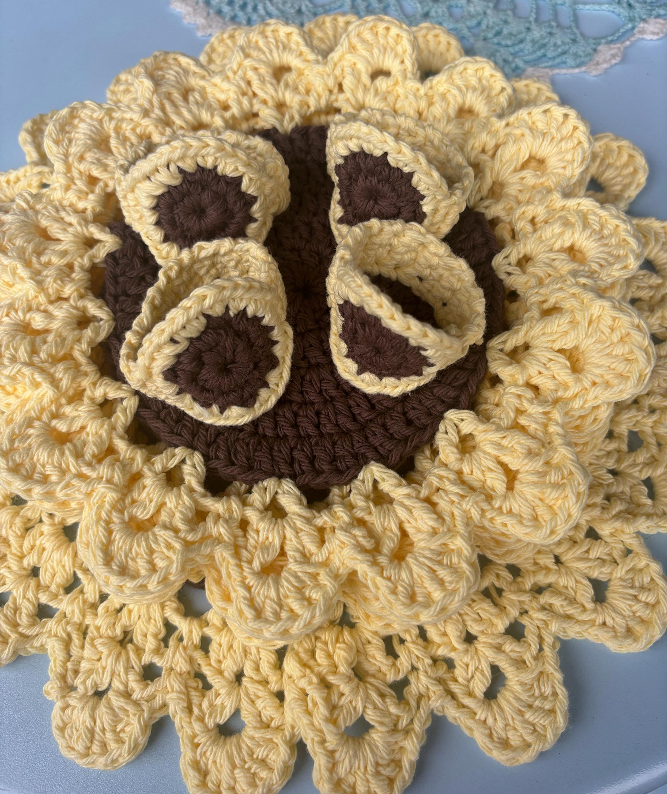 Crochet placemat and napkin rings set.