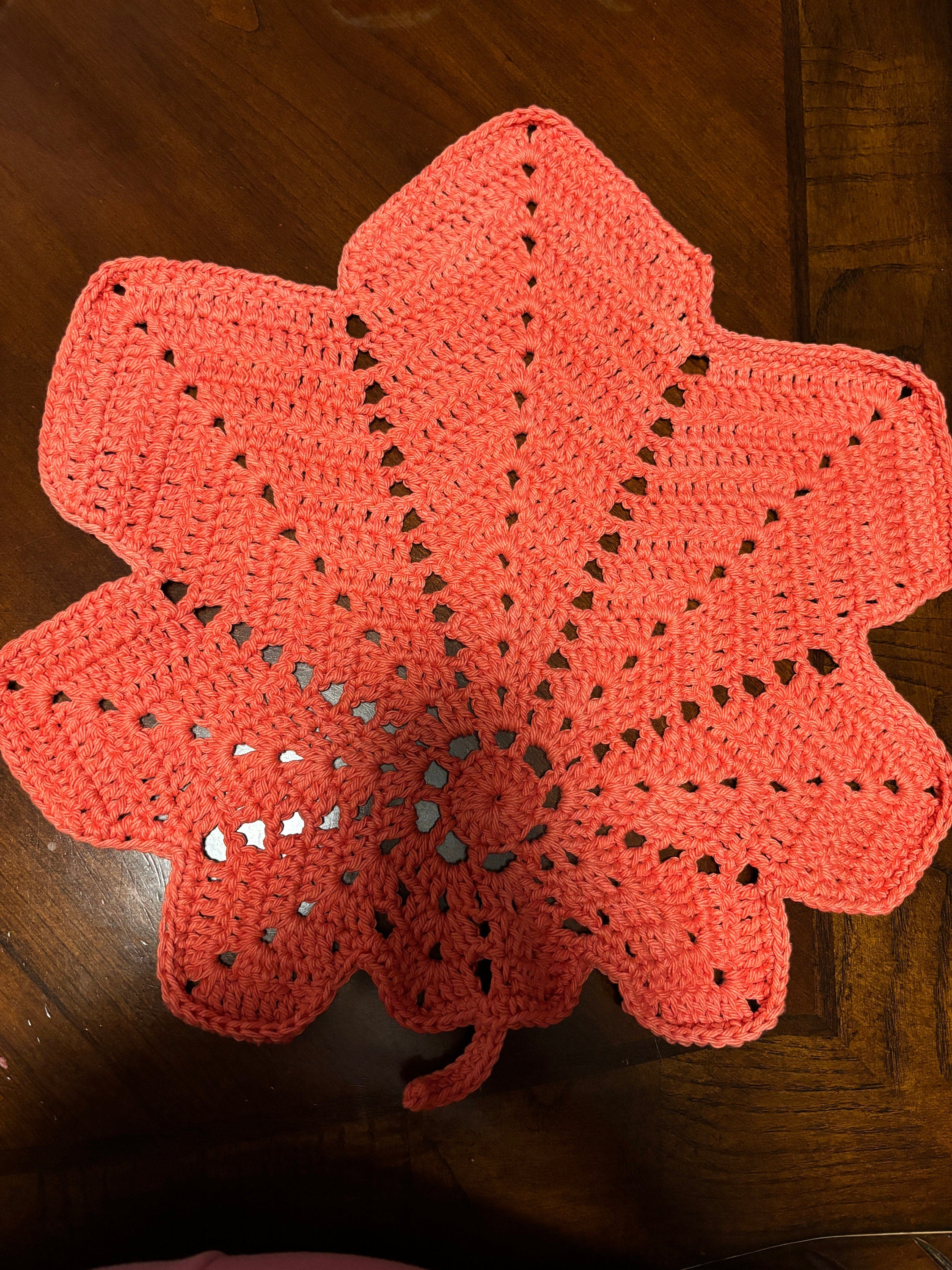 Crochet leaf placamat.