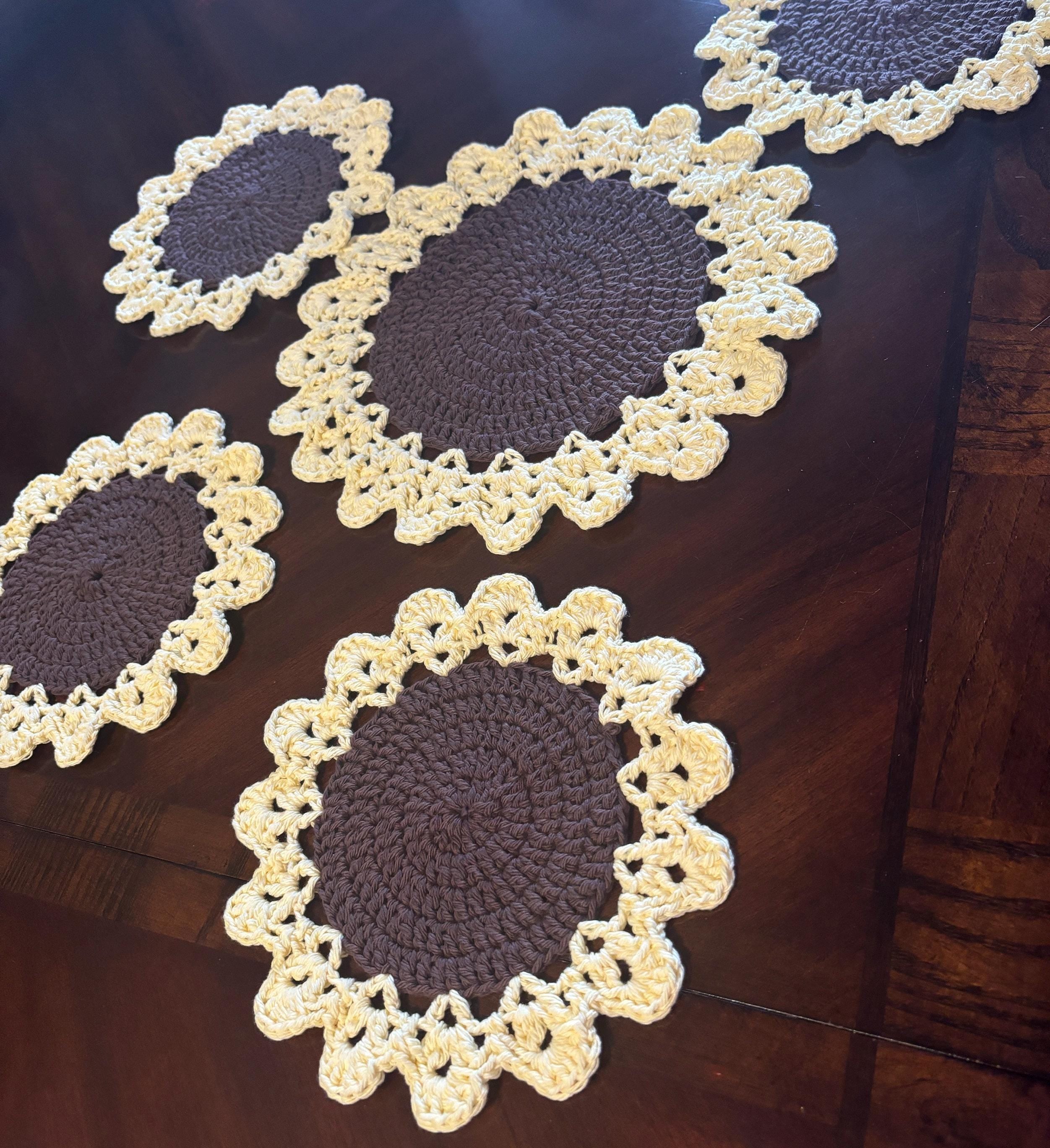 Crochet placemat and napkin rings set.